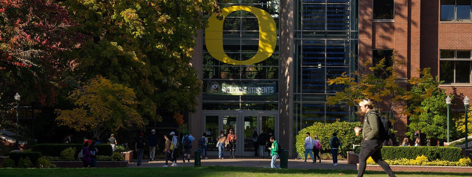 Students walking by a building on the UO campus