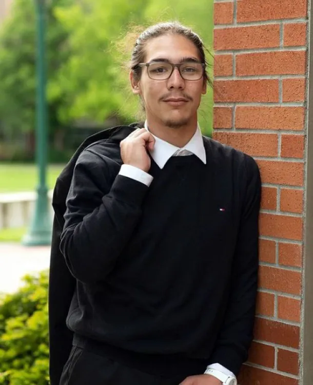 Photo portrait of UO student Yazzie Chee