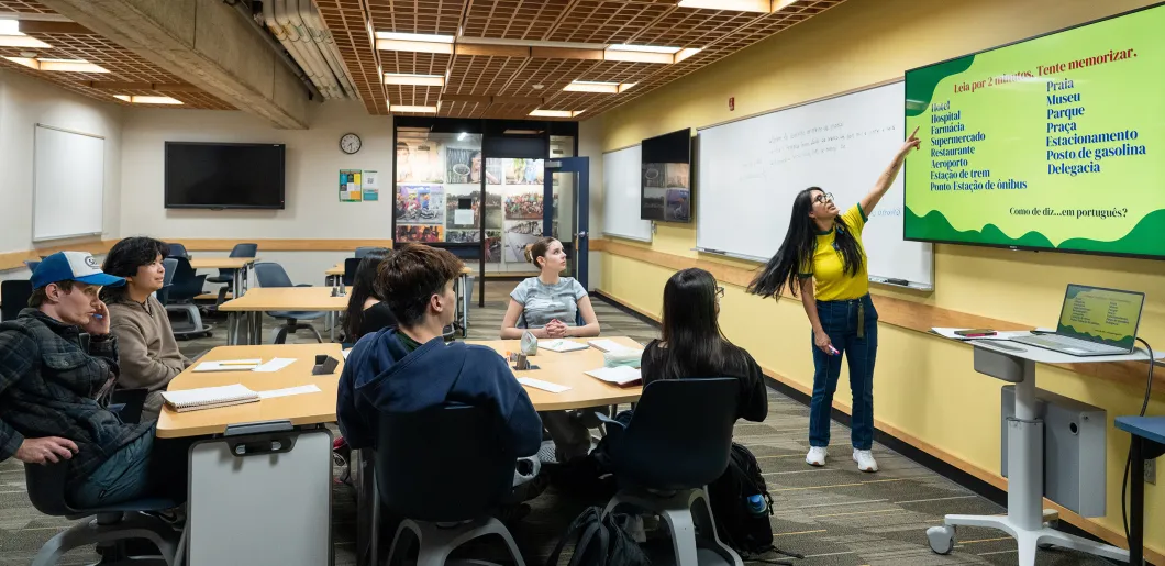 Amanda Menezes teaching in front of a classroom of students