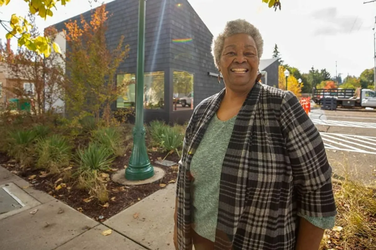 University of Oregon Alumni Lylle Reynolds Parker outside on school campus