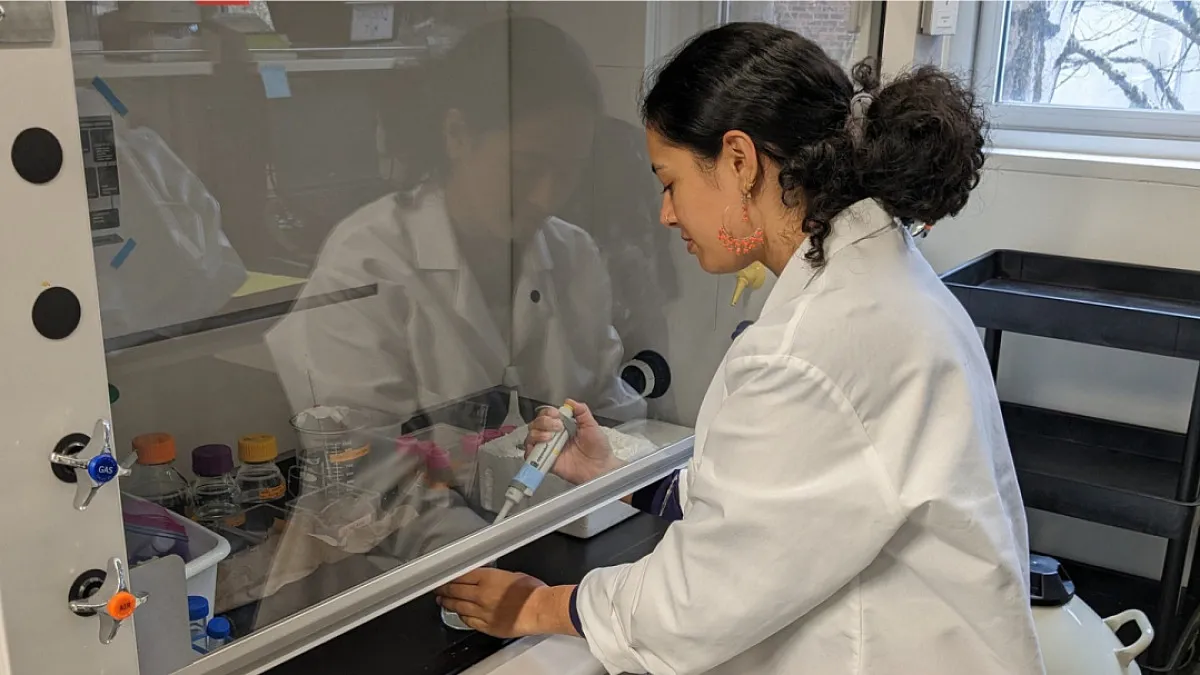 UO student Nayantara Arora working in a chemistry lab