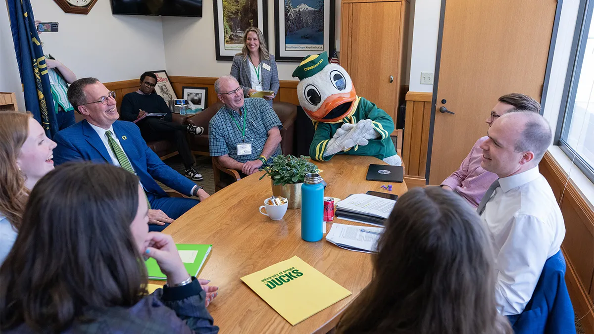UO staff talking with Oregon legislators