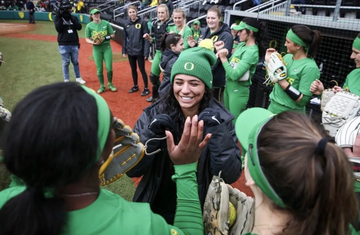 Darya with UO softball players