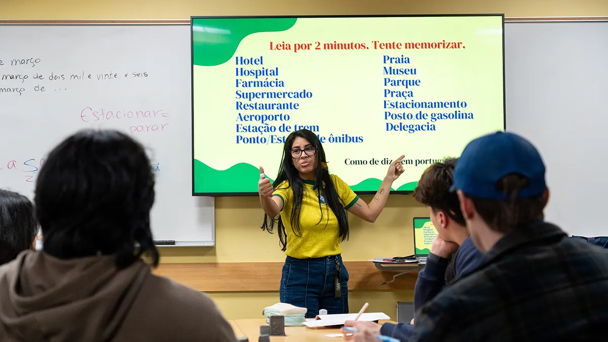 Amanda Menezes teaching to her class.